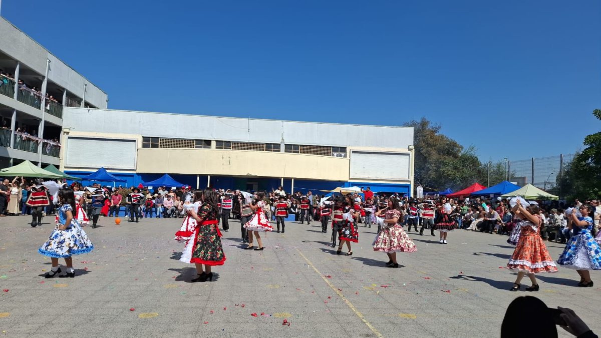 Muestra Folclórica por las Fiestas Patrias