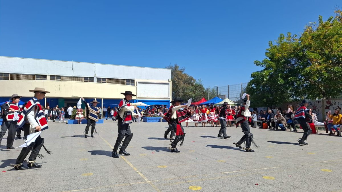 Muestra Folclórica por las Fiestas Patrias