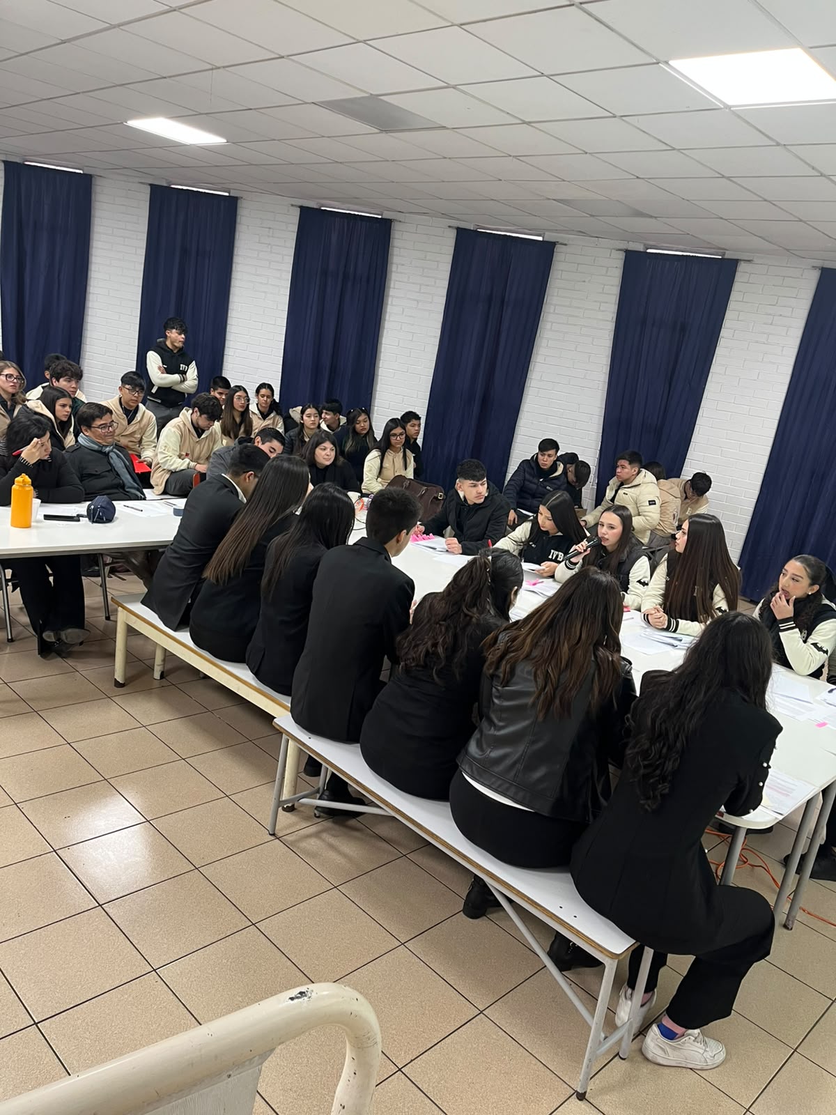 Pensamiento crítico en acción: Cuartos medios protagonizan debates interdisciplinarios sobre contingencia